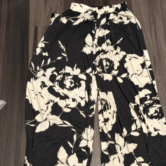 Elegant Black and Cream Floral Pants Suit - Picture 6 of 9